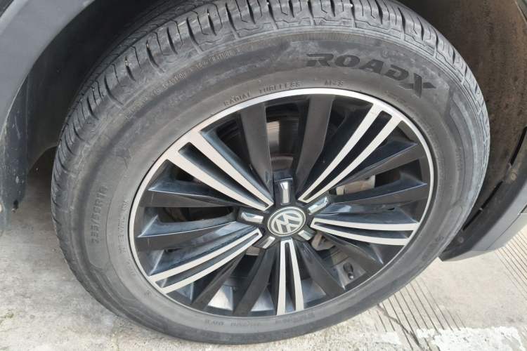 Used Volkswagen Tiguan L 2018 Revised Version 380TSI Automatic All-Wheel Drive Luxury Edition Right Front Wheel Hub
