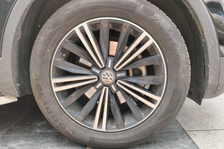 Used Volkswagen Tiguan L 2018 380TSI Automatic All-Wheel Drive Luxury Edition Right Front Wheel Hub