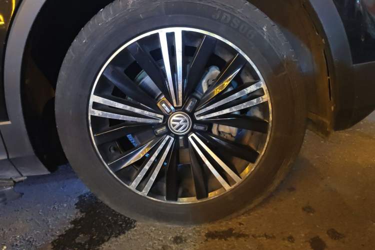 Used Volkswagen Tiguan L 2018 380TSI Automatic All-Wheel Drive Luxury Edition Right Front Wheel Hub