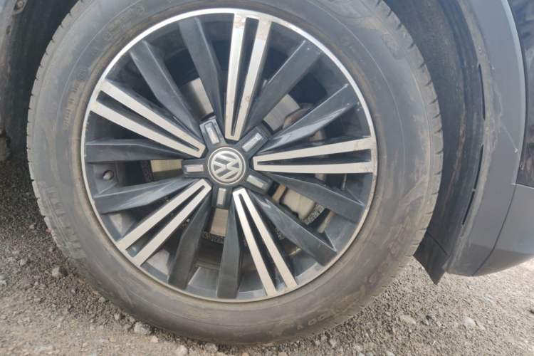 Used Volkswagen Tiguan L 2018 380TSI Automatic All-Wheel Drive Luxury Edition Right Front Wheel Hub