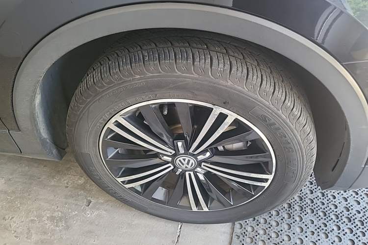 Used Volkswagen Tiguan L 2018 380TSI Automatic All-Wheel Drive Luxury Edition Right Front Wheel Hub