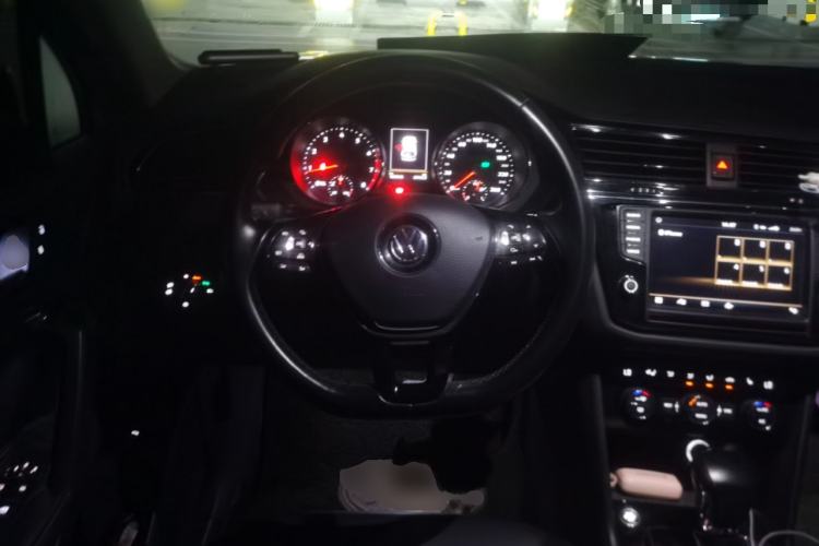 Used Volkswagen Tiguan L 2018 380TSI Automatic All-Wheel Drive Luxury Edition Steering Wheel