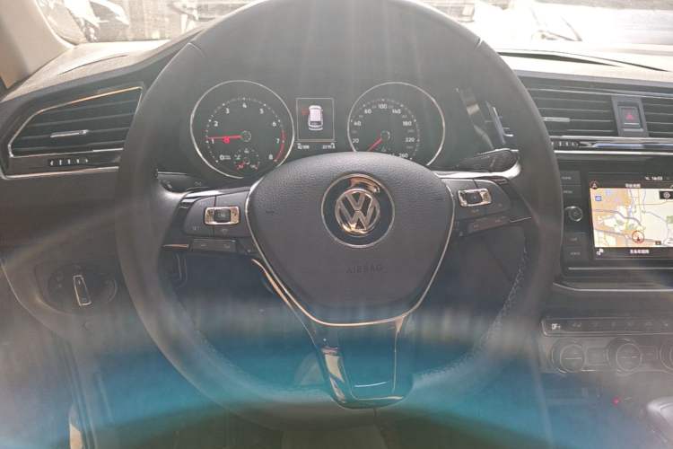 Used Volkswagen Tiguan L 2018 Facelift 330TSI Automatic Two-Wheel Drive Luxury Edition Steering Wheel