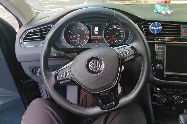 Used Volkswagen Tiguan L 2018 380TSI Automatic All-Wheel Drive Luxury Edition Steering Wheel