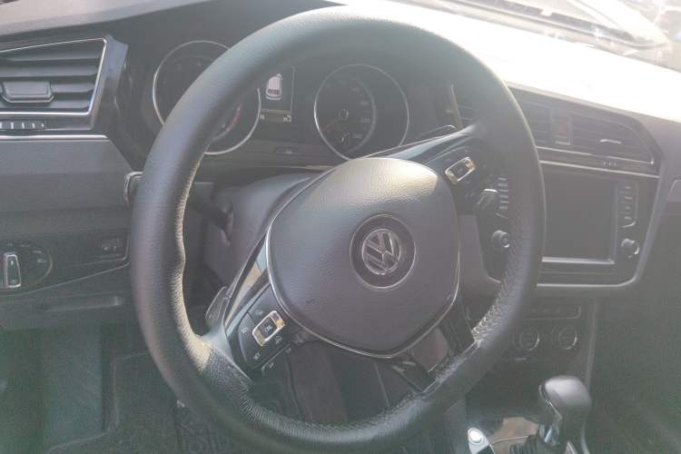 Used Volkswagen Tiguan L 2018 330TSI Automatic Two-Wheel Drive Luxury Edition Steering Wheel