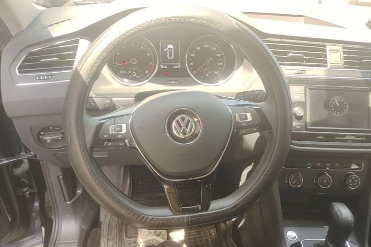 Used Volkswagen Tiguan L 2018 Revised Version 330TSI Automatic Two-Wheel Drive Trendy Edition Steering Wheel