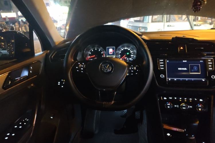 Used Volkswagen Tiguan L 2018 380TSI Automatic All-Wheel Drive Luxury Edition Steering Wheel