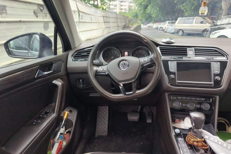 Used Volkswagen Tiguan L 2018 380TSI Automatic All-Wheel Drive Luxury Edition Steering Wheel