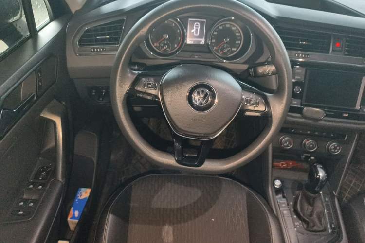 Used Volkswagen Tiguan L 2018 Revised Version 330TSI Automatic Two-Wheel Drive Trendy Edition Steering Wheel