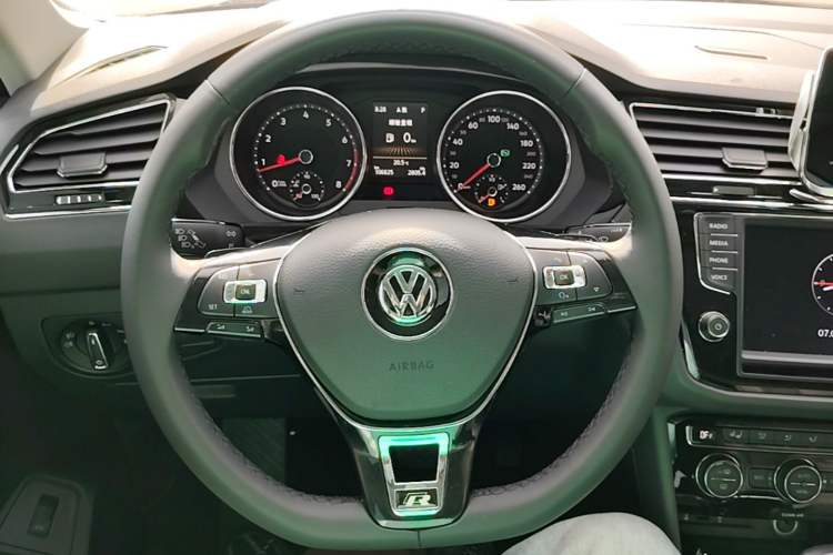 Used Volkswagen Tiguan L 2018 380TSI Automatic All-Wheel Drive Luxury Edition Steering Wheel