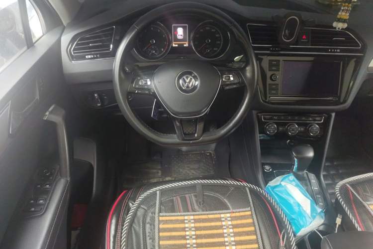 Used Volkswagen Tiguan L 2018 Facelift 330TSI Automatic Two-Wheel Drive Luxury Edition Steering Wheel