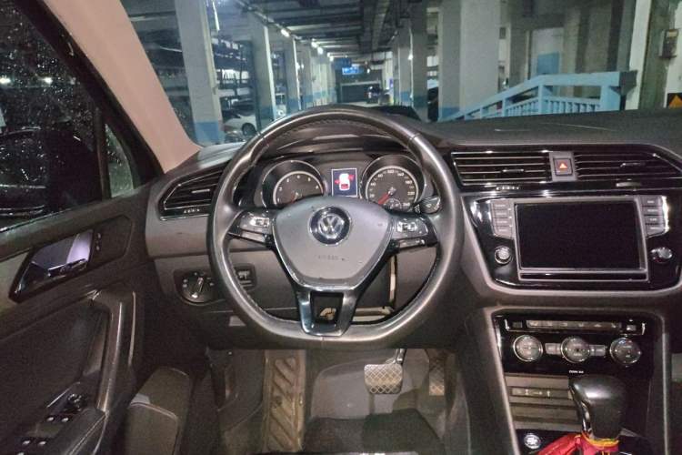 Used Volkswagen Tiguan L 2018 Facelift 330TSI Automatic Two-Wheel Drive Luxury Edition Steering Wheel