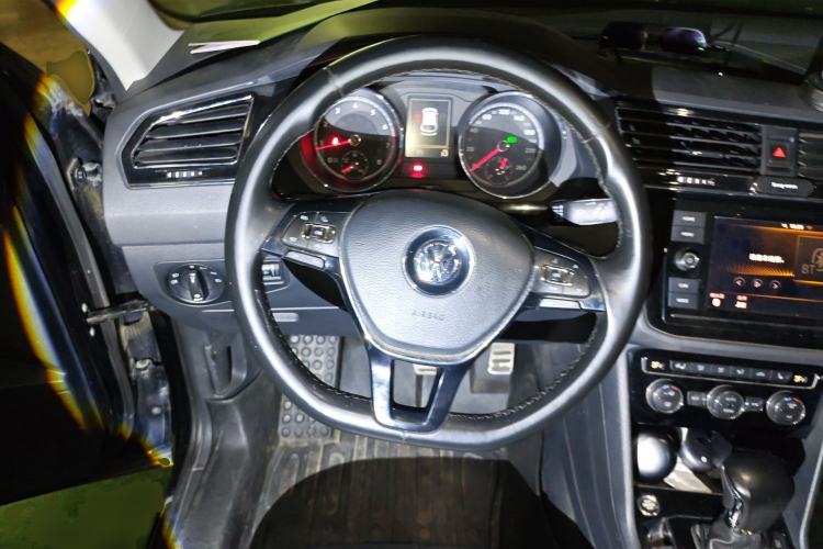 Used Volkswagen Tiguan L 2018 Facelift 330TSI Automatic Two-Wheel Drive Luxury Edition Steering Wheel