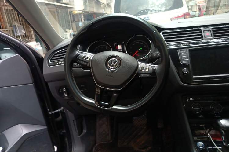 Used Volkswagen Tiguan L 2018 330TSI Automatic Two-Wheel Drive Luxury Edition Steering Wheel