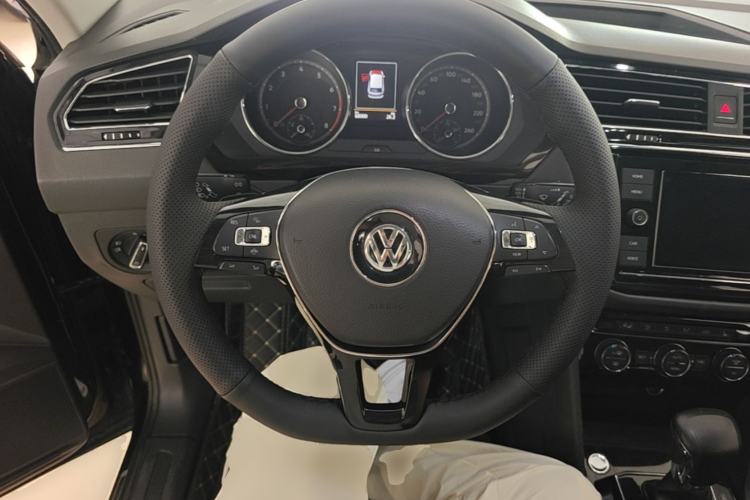 Used Volkswagen Tiguan L 2018 Facelift 330TSI Automatic Two-Wheel Drive Luxury Edition Steering Wheel