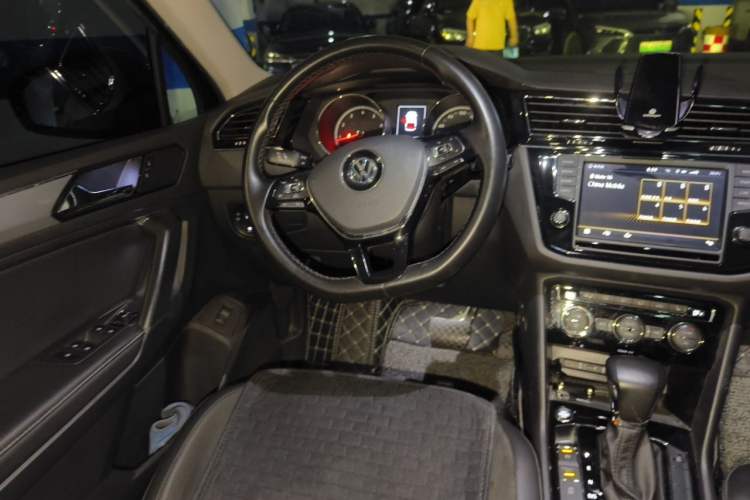 Used Volkswagen Tiguan L 2018 380TSI Automatic All-Wheel Drive Luxury Edition Steering Wheel