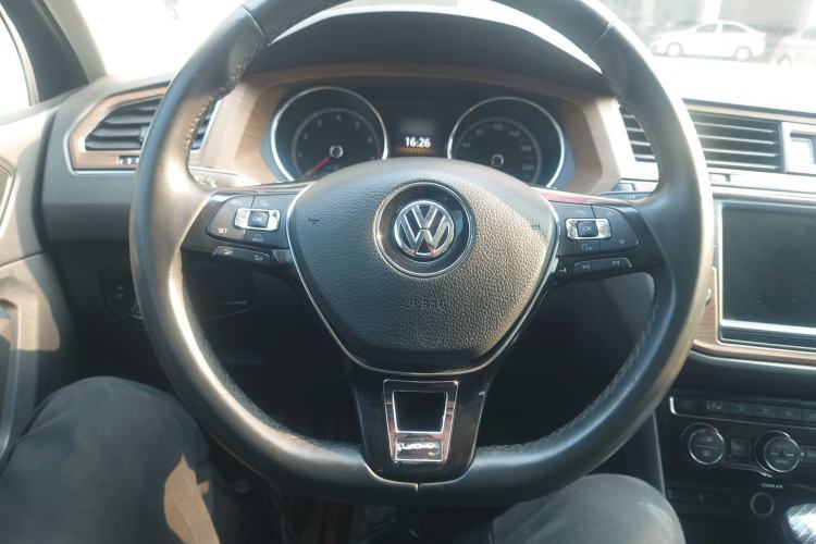 Used Volkswagen Tiguan L 2018 380TSI Automatic All-Wheel Drive Luxury Edition Steering Wheel
