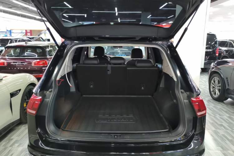 Used Volkswagen Tiguan L 2018 280TSI Automatic Two-Wheel Drive Comfort Edition Trunk