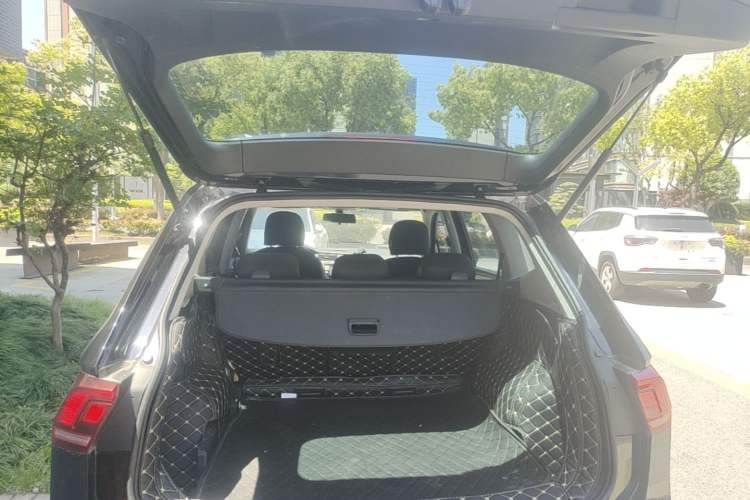 Used Volkswagen Tiguan L 2018 Revised Version 330TSI Automatic Two-Wheel Drive Trendy Edition Trunk