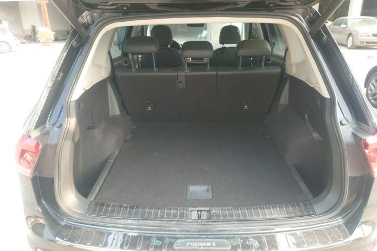 Used Volkswagen Tiguan L 2018 380TSI Automatic All-Wheel Drive Luxury Edition Trunk