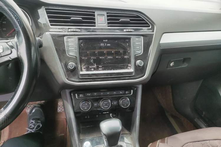 Used Volkswagen Tiguan L 2018 330TSI Automatic Two-Wheel Drive Luxury Edition Audio And AC Panel