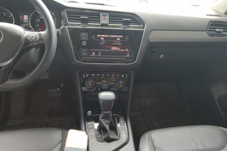 Used Volkswagen Tiguan L 2018 Facelift 330TSI Automatic Two-Wheel Drive Luxury Edition Audio And AC Panel