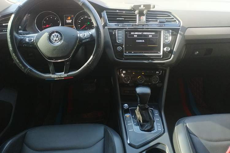 Used Volkswagen Tiguan L 2018 330TSI Automatic Two-Wheel Drive Luxury Edition Audio And AC Panel