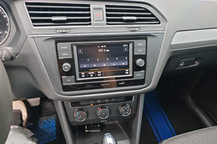 Used Volkswagen Tiguan L 2018 Revised Version 330TSI Automatic Two-Wheel Drive Trendy Edition Audio And AC Panel