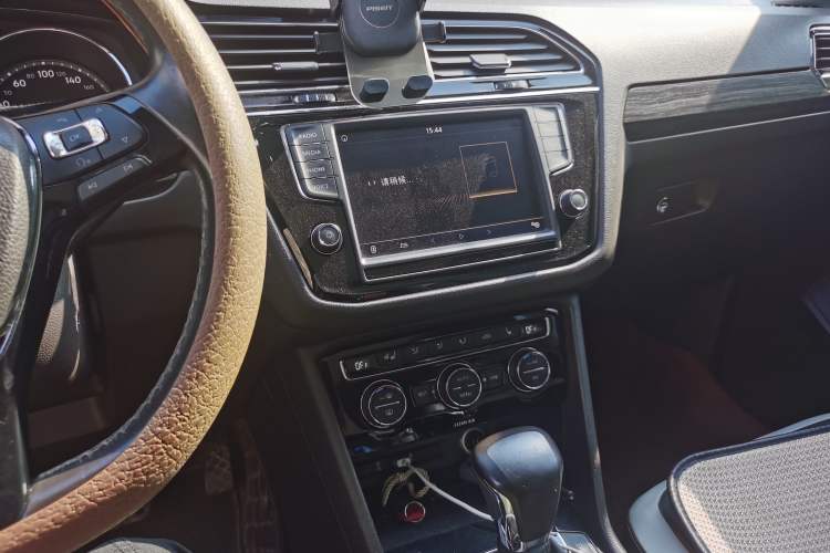Used Volkswagen Tiguan L 2018 380TSI Automatic All-Wheel Drive Luxury Edition Audio And AC Panel
