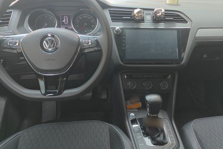 Used Volkswagen Tiguan L 2018 Revised Version 330TSI Automatic Two-Wheel Drive Trendy Edition Center Console