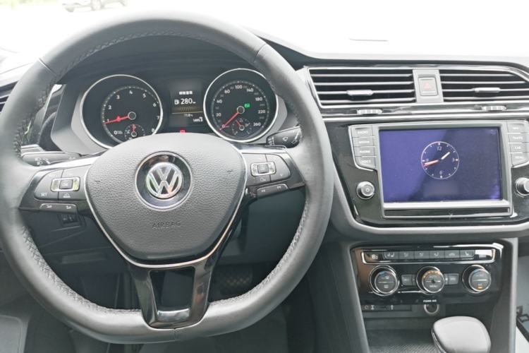 Used Volkswagen Tiguan L 2018 330TSI Automatic Two-Wheel Drive Luxury Edition Center Console