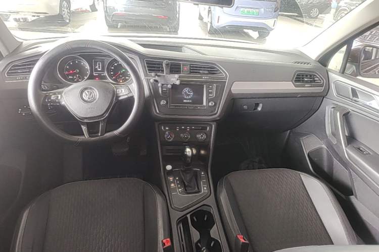 Used Volkswagen Tiguan L 2018 330TSI Automatic Two-Wheel Drive Luxury Edition Center Console
