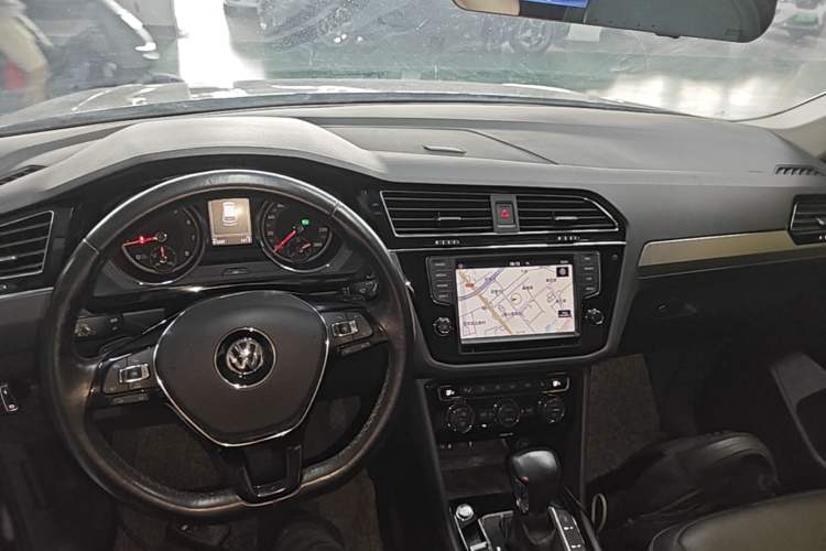 Used Volkswagen Tiguan L 2018 330TSI Automatic Two-Wheel Drive Luxury Edition Center Console