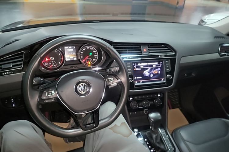 Used Volkswagen Tiguan L 2018 Facelift 330TSI Automatic Two-Wheel Drive Luxury Edition Center Console