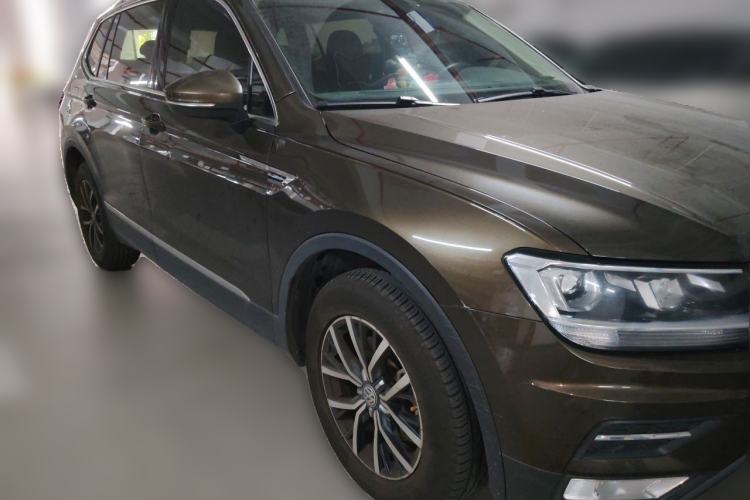 Used Volkswagen Tiguan L 2018 330TSI Automatic Two-Wheel Drive Luxury Edition Front Right 45 Deg