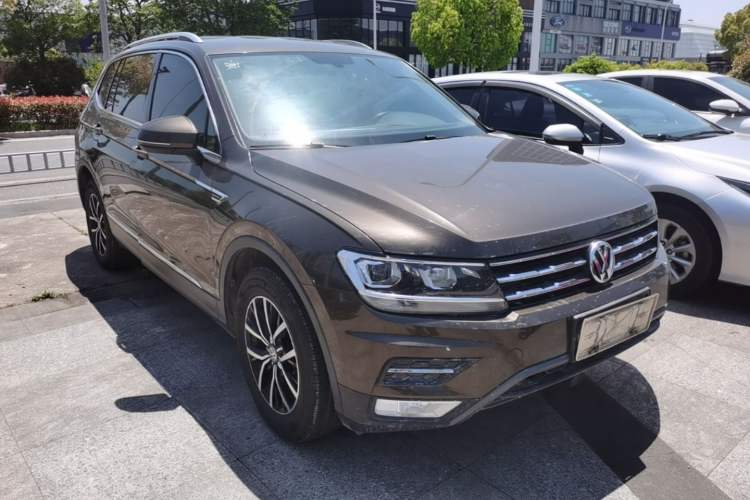 Used Volkswagen Tiguan L 2018 280TSI Automatic Two-Wheel Drive Comfort Edition Front Right 45 Deg