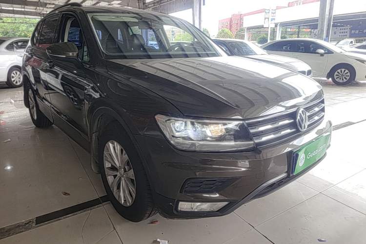 Used Volkswagen Tiguan L 2018 330TSI Automatic Two-Wheel Drive Luxury Edition Front Right 45 Deg