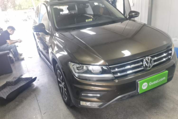 Used Volkswagen Tiguan L 2018 330TSI Automatic Two-Wheel Drive Luxury Edition Front Right 45 Deg
