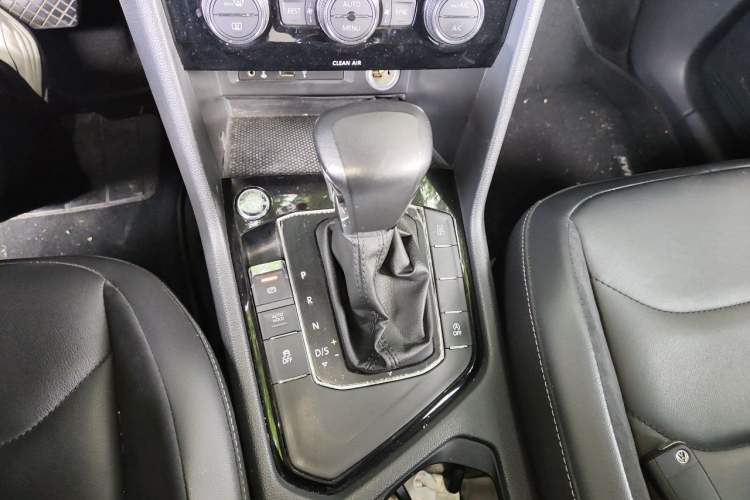 Used Volkswagen Tiguan L 2018 380TSI Automatic All-Wheel Drive Luxury Edition Gear Lever
