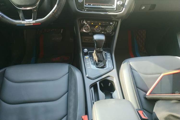 Used Volkswagen Tiguan L 2018 330TSI Automatic Two-Wheel Drive Luxury Edition Gear Lever