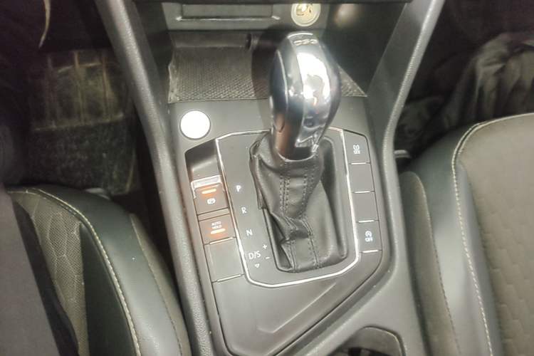 Used Volkswagen Tiguan L 2018 330TSI Automatic Two-Wheel Drive Luxury Edition Gear Lever