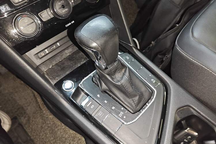 Used Volkswagen Tiguan L 2018 330TSI Automatic Two-Wheel Drive Luxury Edition Gear Lever
