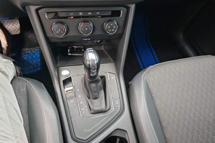 Used Volkswagen Tiguan L 2018 Revised Version 330TSI Automatic Two-Wheel Drive Trendy Edition Gear Lever