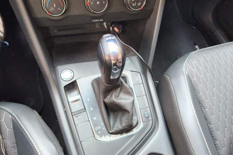 Used Volkswagen Tiguan L 2018 330TSI Automatic Two-Wheel Drive Luxury Edition Gear Lever