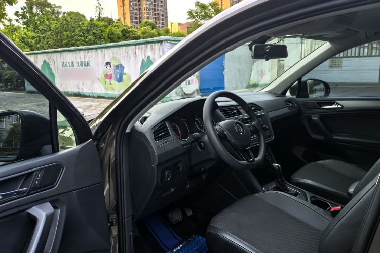 Used Volkswagen Tiguan L 2018 Revised Version 330TSI Automatic Two-Wheel Drive Trendy Edition Interior 1