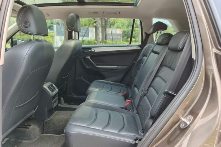 Used Volkswagen Tiguan L 2018 380TSI Automatic All-Wheel Drive Luxury Edition Interior 2