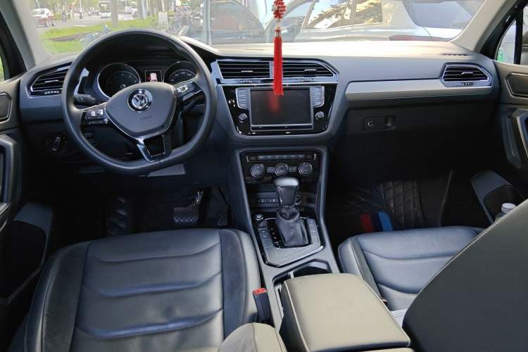 Used Volkswagen Tiguan L 2018 330TSI Automatic Two-Wheel Drive Luxury Edition Interior 2