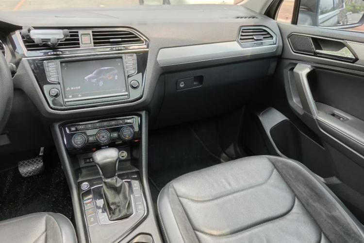 Used Volkswagen Tiguan L 2018 380TSI Automatic All-Wheel Drive Luxury Edition Interior 4