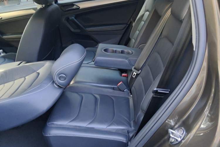 Used Volkswagen Tiguan L 2018 330TSI Automatic Two-Wheel Drive Luxury Edition Interior 4