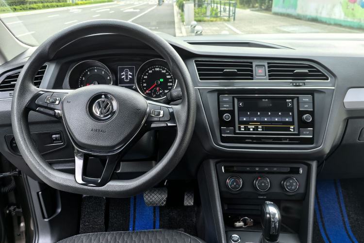 Used Volkswagen Tiguan L 2018 Revised Version 330TSI Automatic Two-Wheel Drive Trendy Edition Interior 6